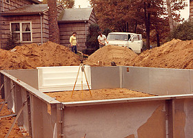 construction d'une piscine en kit avec fond de sable doux